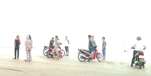 Nam thanh niên lao xuống biển cứu sống học sinh đuối nước